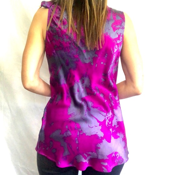 Tie sleeve 100% curve hugging abstract blouse - Picture 4 of 10